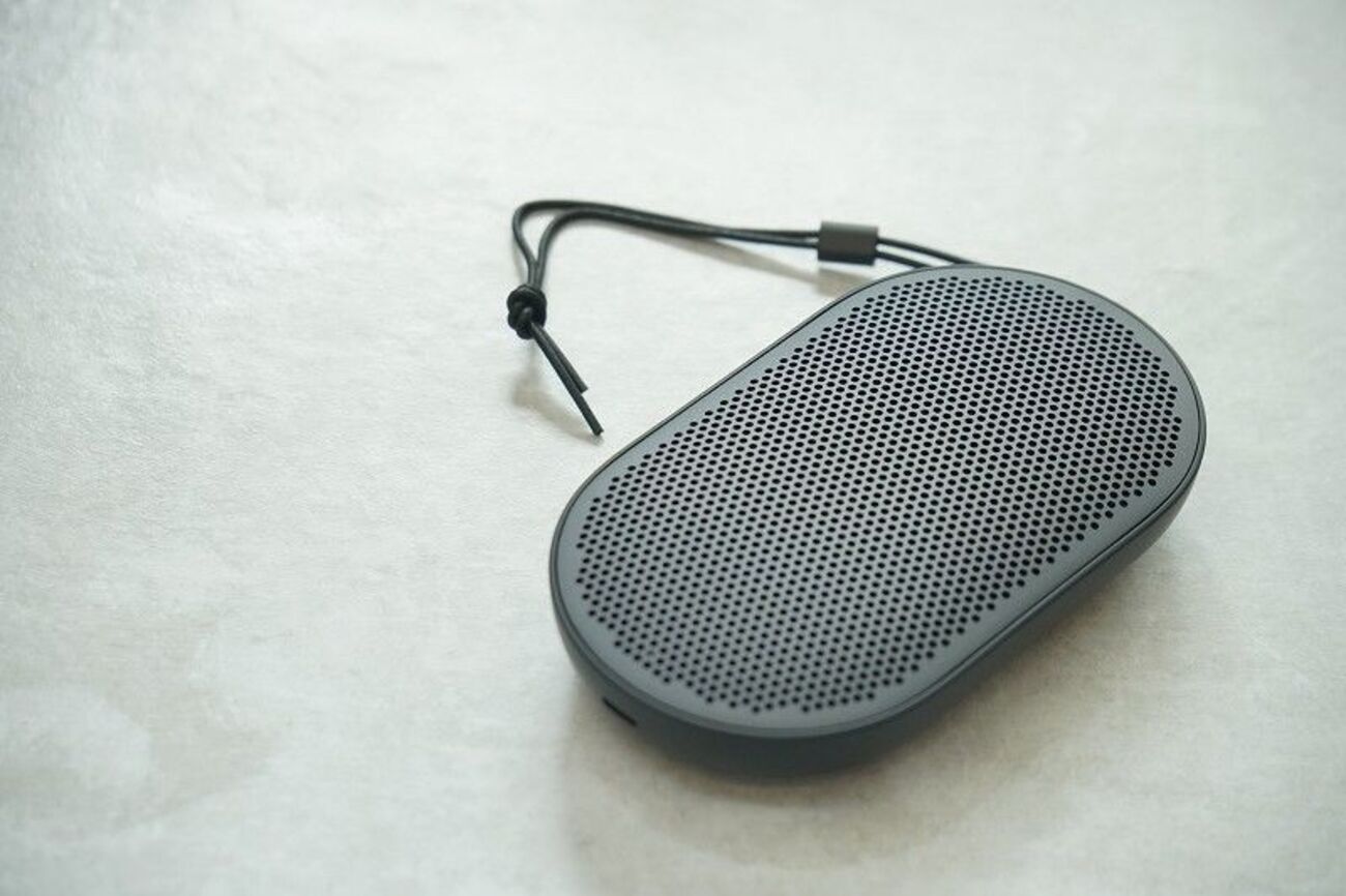 手のひらにB&Oの音質を。最高の音を鳴らすBluetoothスピーカー、マイク 
