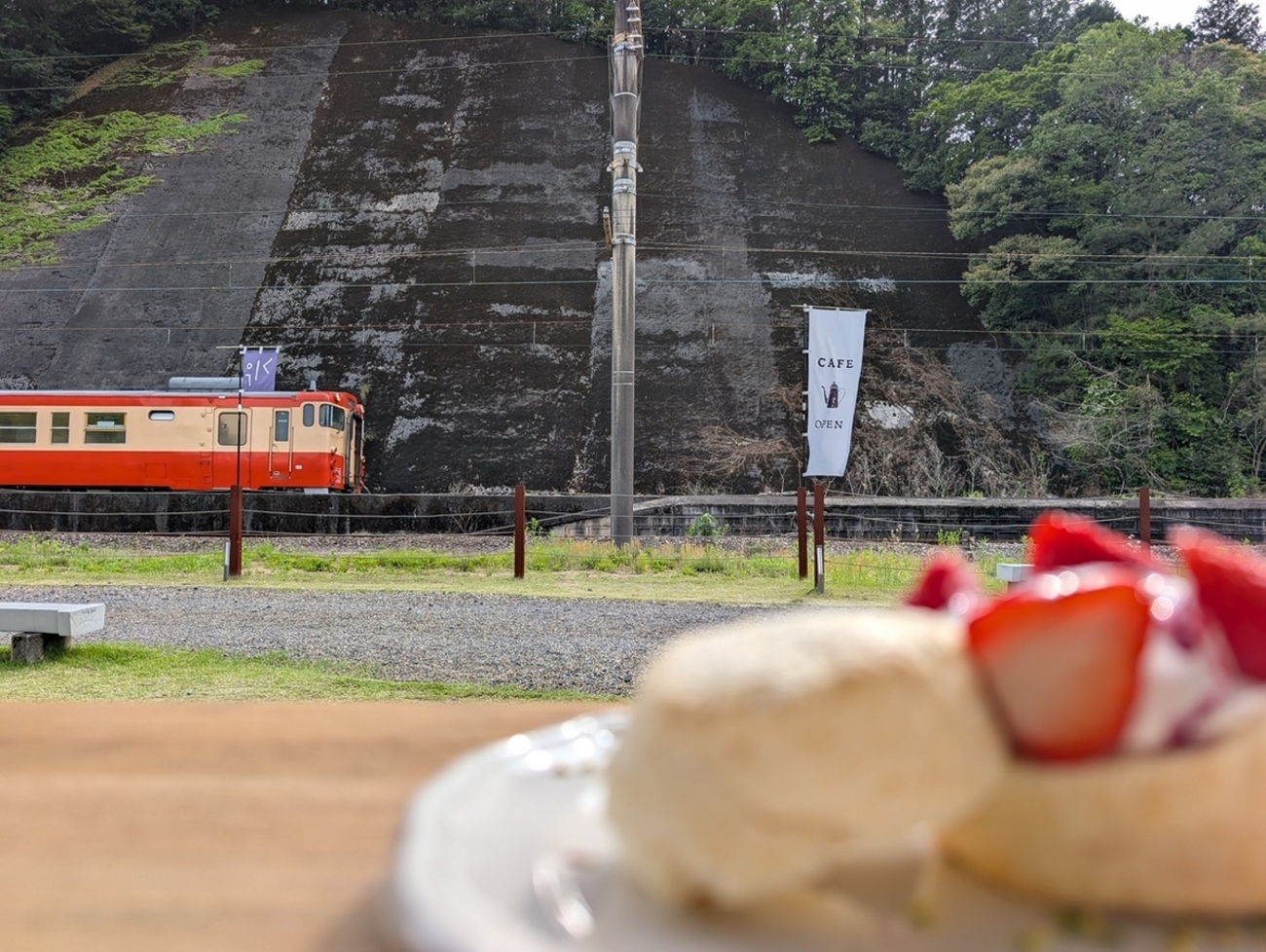 霧島のカフェ「光芒」レビュー|JR霧島神宮駅近く・100年前の石蔵リノベでイチゴかき氷とスコーン【ブログ】