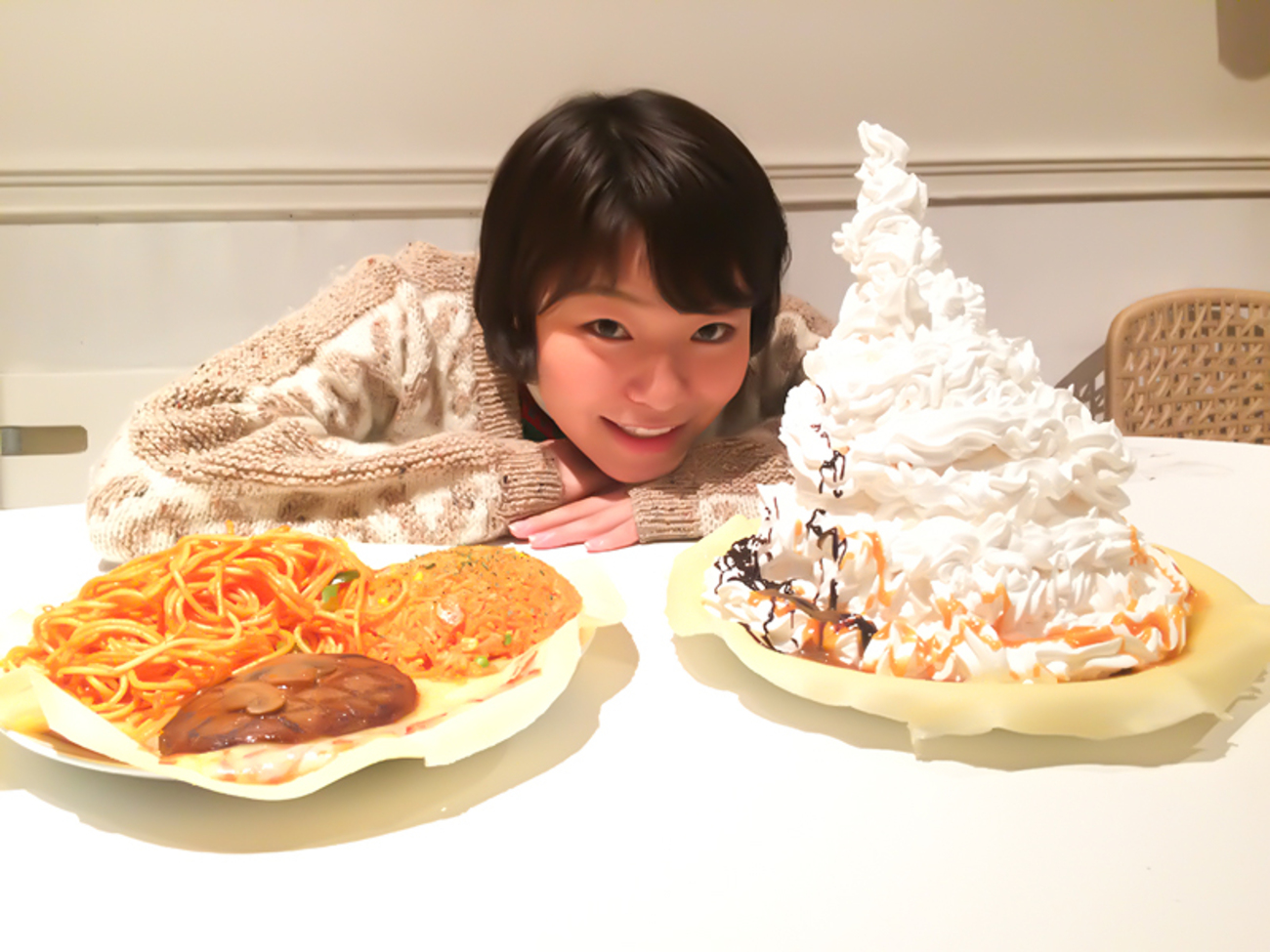 メガ盛りすぎるクレープ「チョモランマ」と炭水化物の要塞「男クレープ