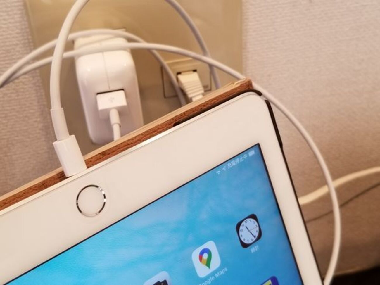 iPad 16GB 充電器コードと本体のセット（停止中） iPad 16GB 充電器コードと本体のセット（停止中）