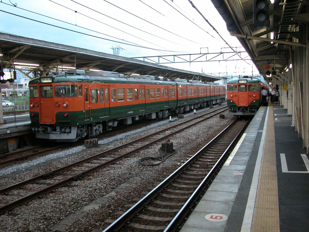 この1枚から 2004年の沼津駅にて・JR東海の113系と115系【1】 - 旅