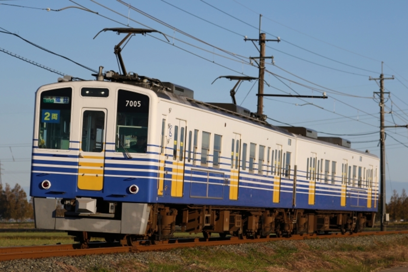 えちぜん鉄道7000系が鉄コレで10年ぶりに再び販売される。 - 本棚の