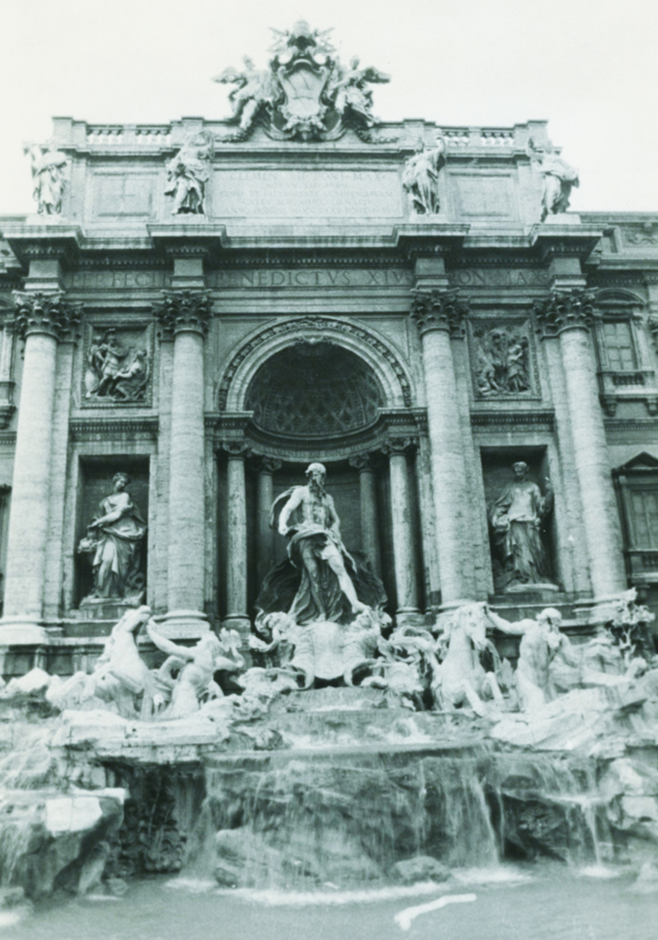 トレヴィの泉に後ろ向きにコインを投げて来たけど4回目は未だに来ない。 - コウジロウの独り言