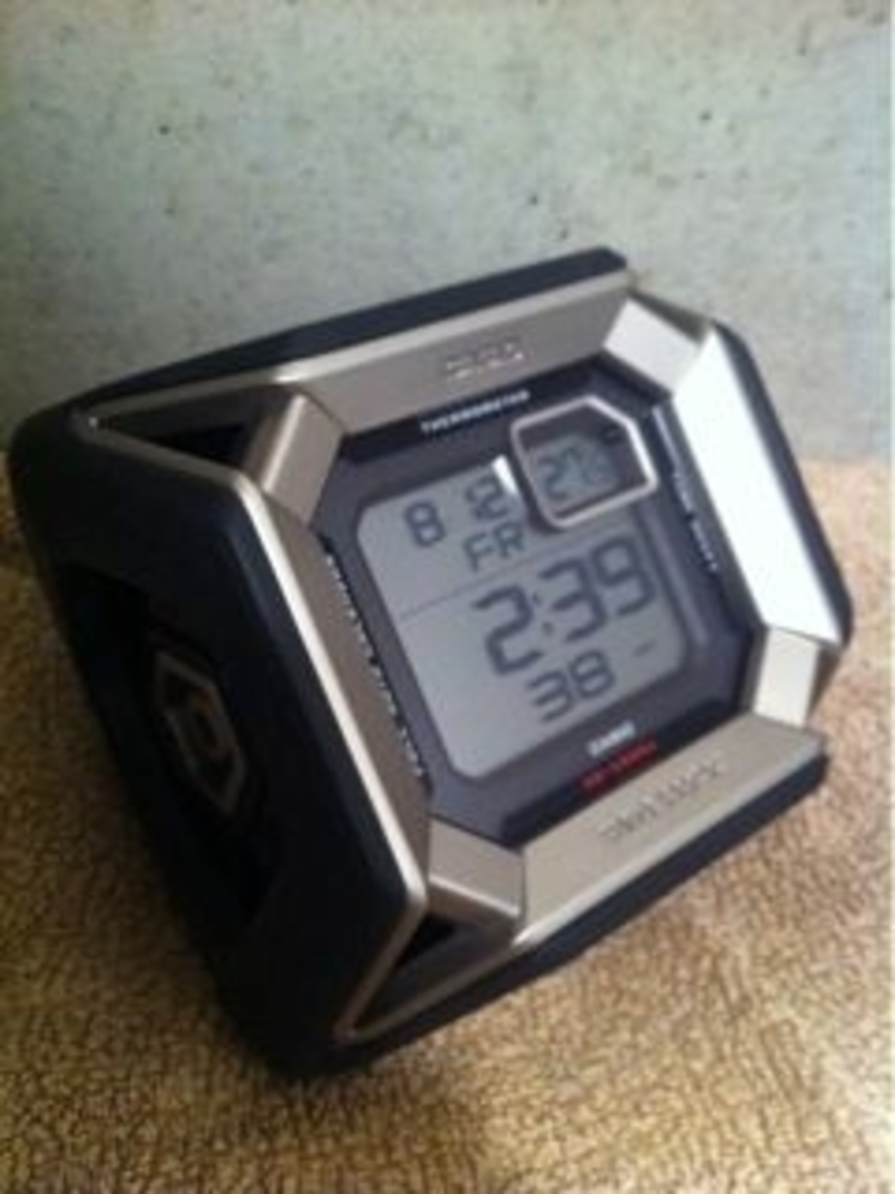 G-SHOCKのような目覚まし時計 CASIO WAVE CEPTOR GQ-1000J-8JF 