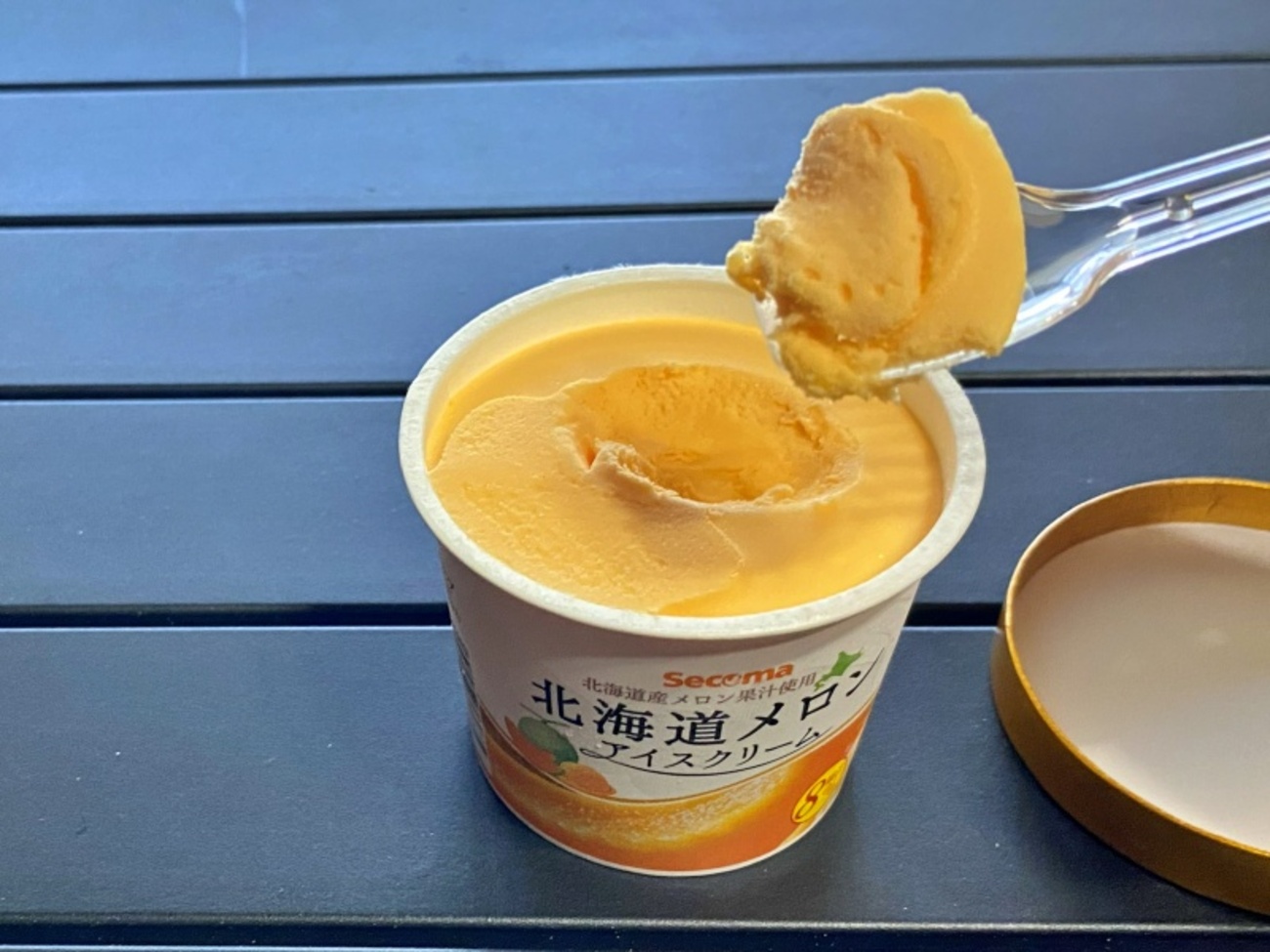 北海道産赤肉メロン果汁を使用｜セイコーマート「北海道メロンアイスクリーム」 - 都良（TORA）の北海道キャンプ場、温泉、道の駅、ホテル情報