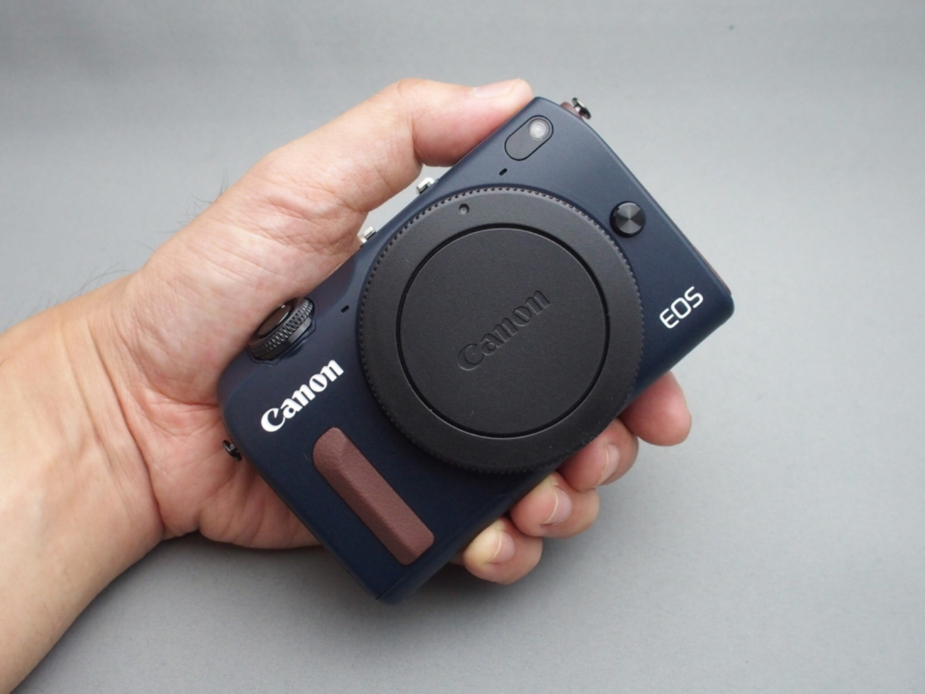 EOS M2 ダブルレンズキットの内容と箱の詰め方メモと本体の外観 