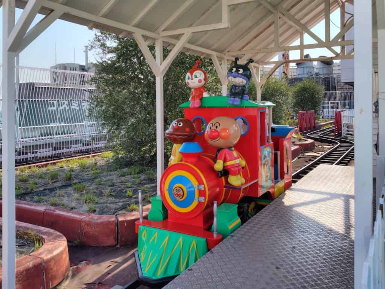 高槻の屋上遊園地】アンパンマンやトーマスの乗り物が楽しい！子連れで 
