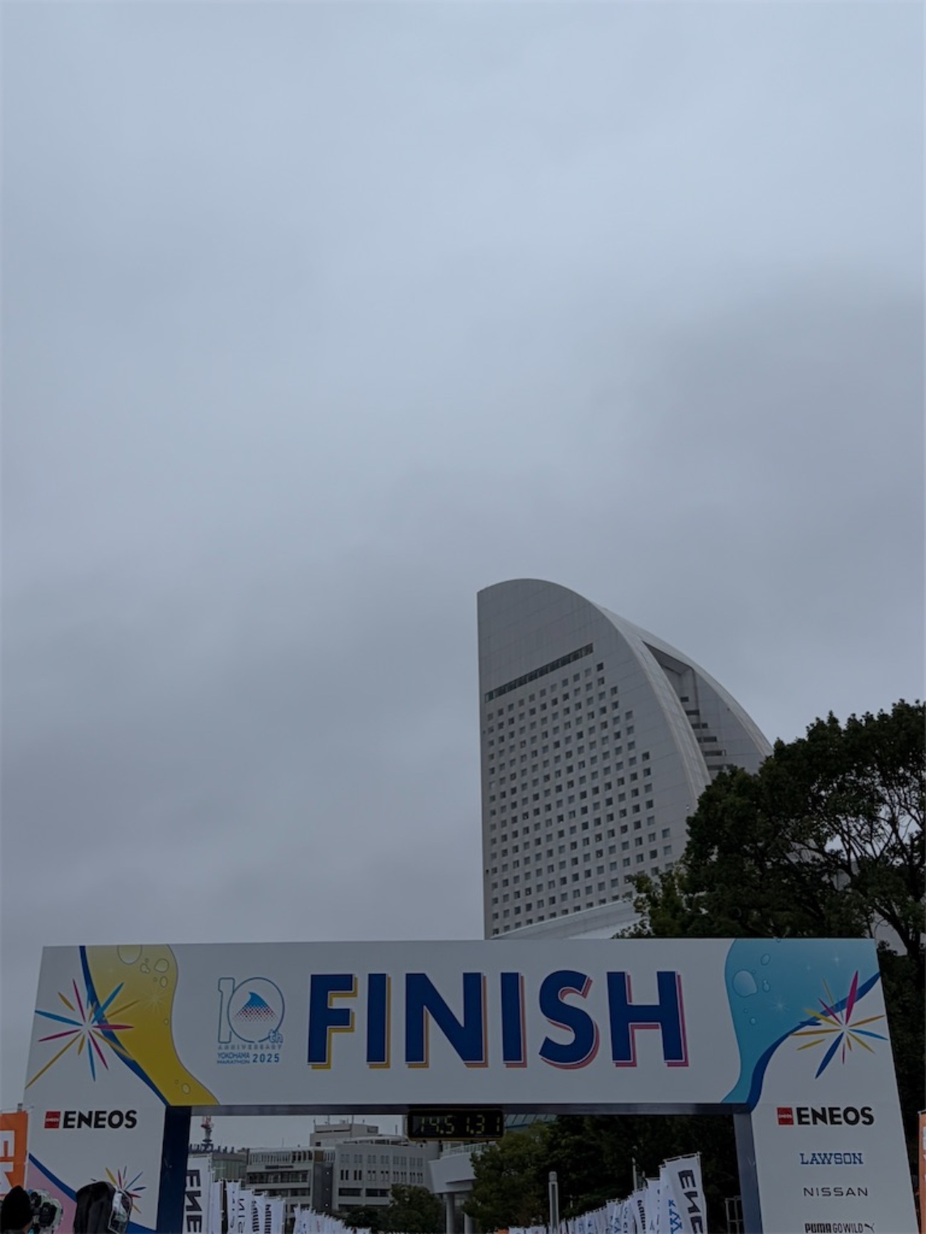 初・フルマラソン完走！雨の横浜マラソン2025 - チャリ沼にドボン！