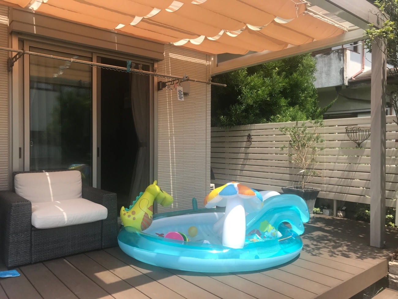 お庭でプールok 一部地域、送料無料です！　樹脂デッキ　例)2.7×0.9m お庭でプール】INTEXの大型ビニールプールをウッドデッキに設置