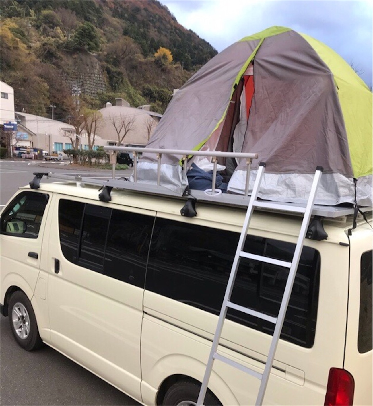 ルーフラック テント&タープ付き ハイエースに取付中 ※直接引き取り