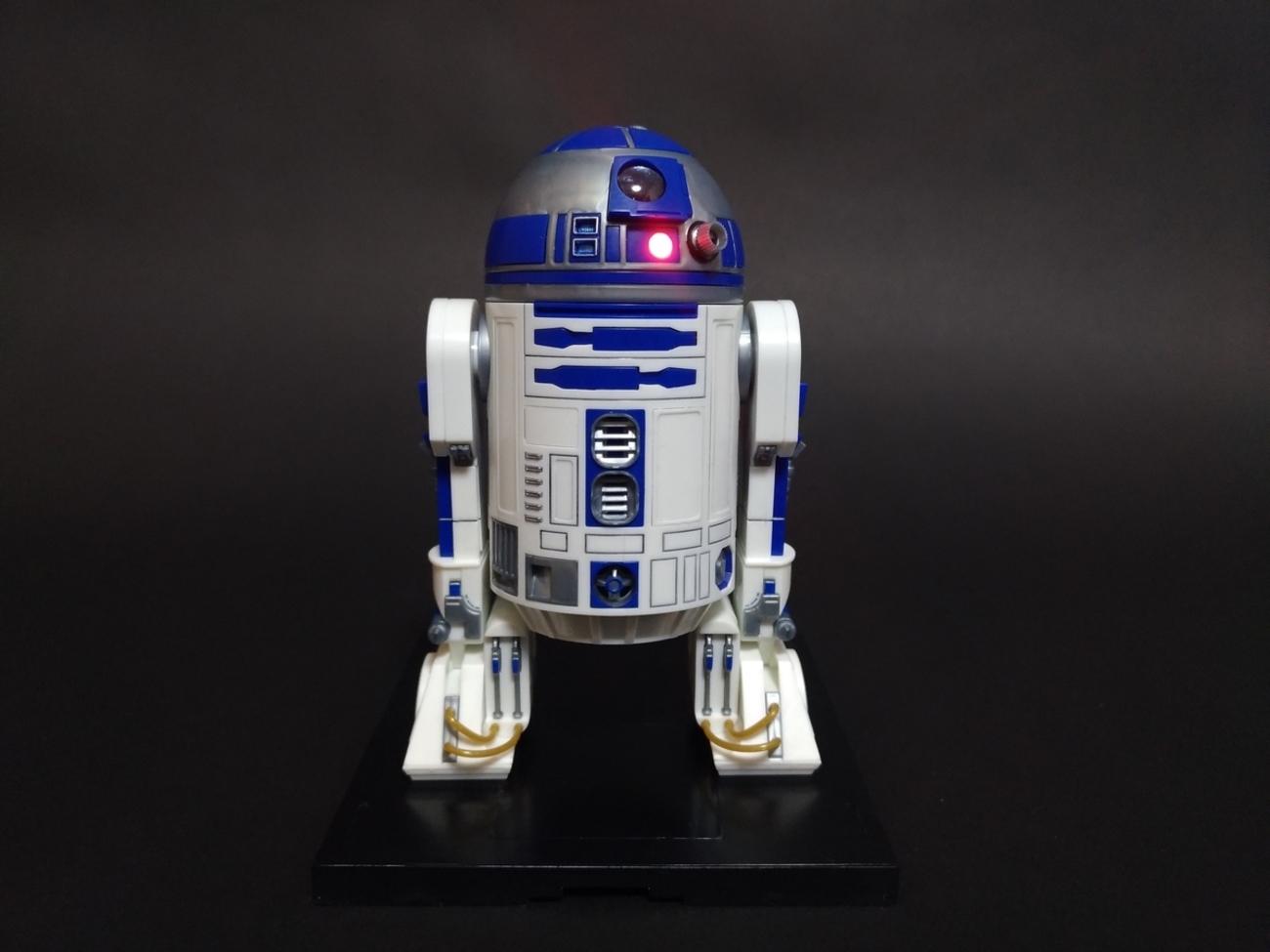 BANDAIプラモデル『R2-D2』をお手軽工作で発光させてみた - ゆめろぐ