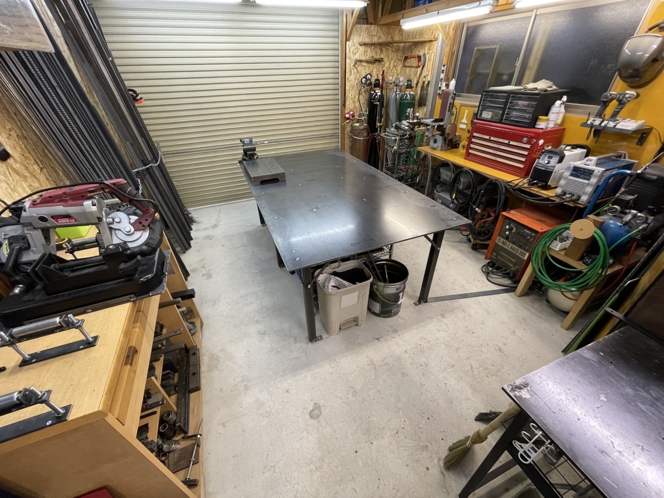 自宅ガレージを大改造、溶接定盤をDIYしものづくり工房に！ - CAMPER