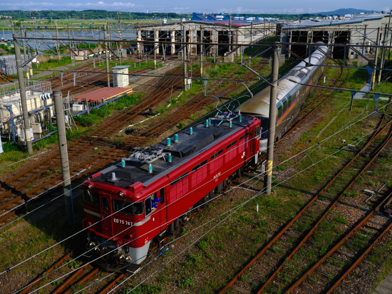 E26系「カシオペア」車庫に押し込むED75-767を撮る！ - 続 うっかり鉄 