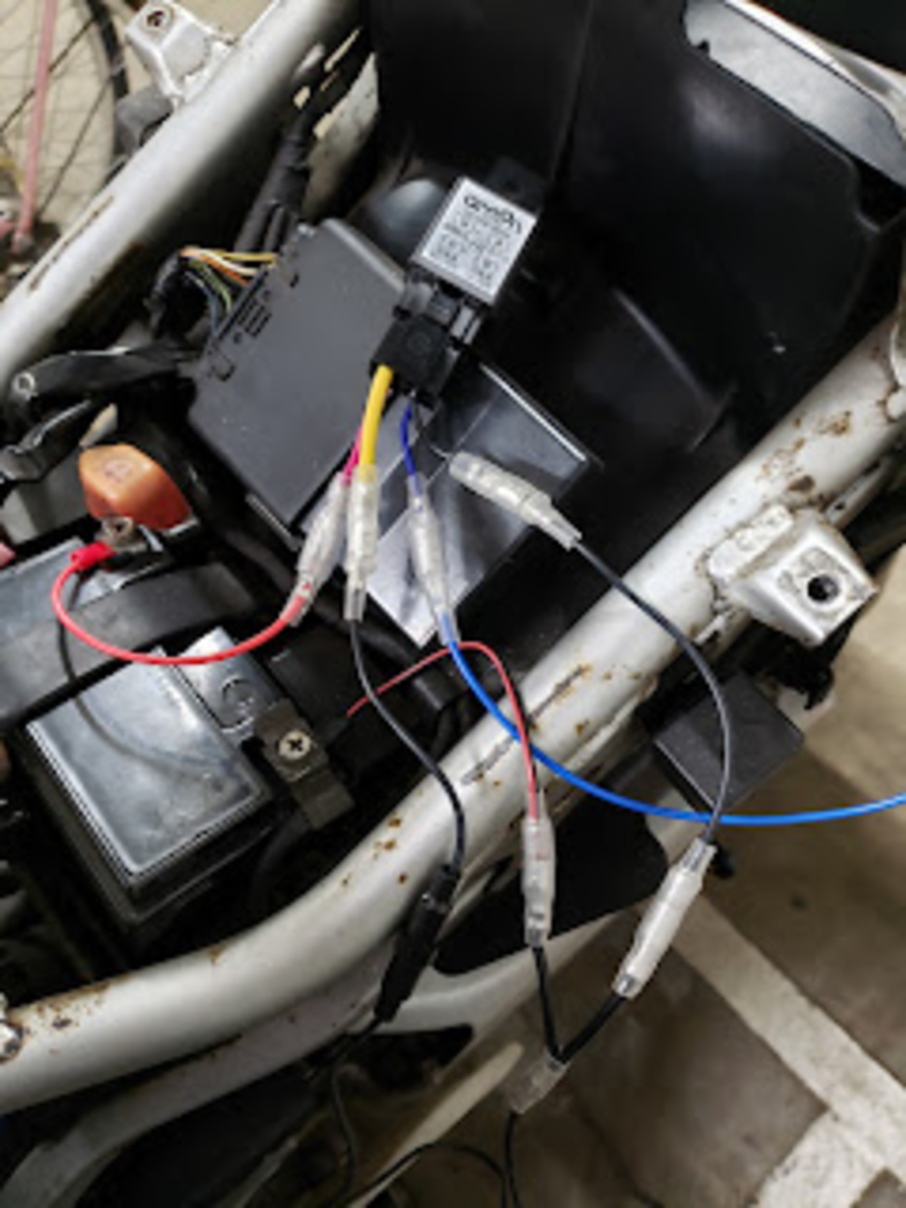 CBR250RR(MC22)にUSB電源、というかスマホホルダーに電源給電 - どん