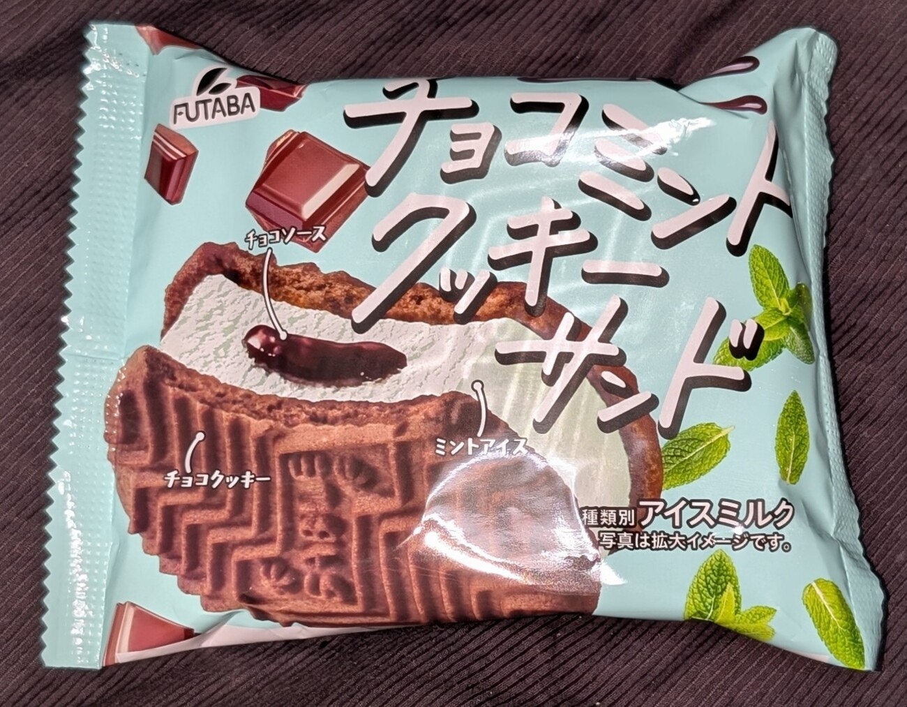 フタバ チョコミントクッキーサンド(セブン)！値段やカロリーや味は
