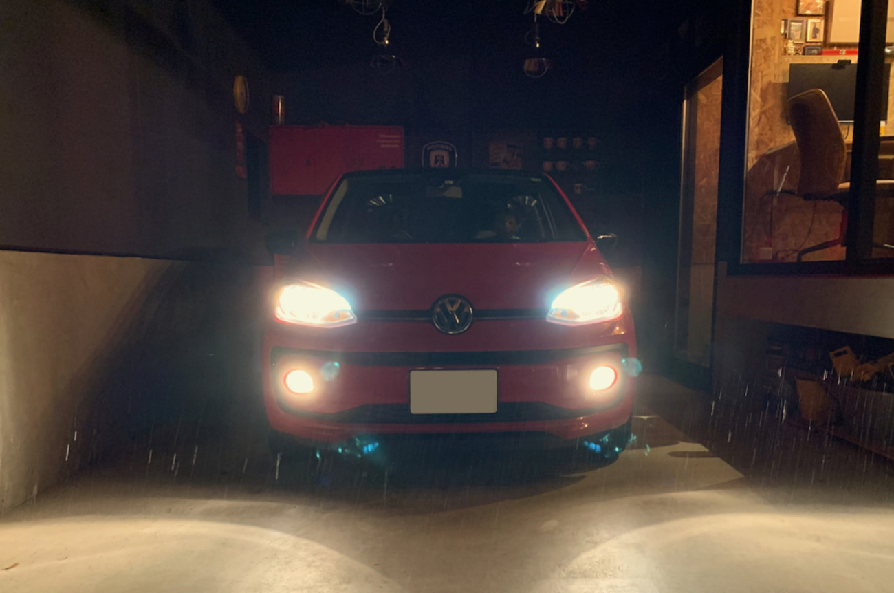 VW UP! ヘッドライトバルブを4300kに変更。 - Sangi