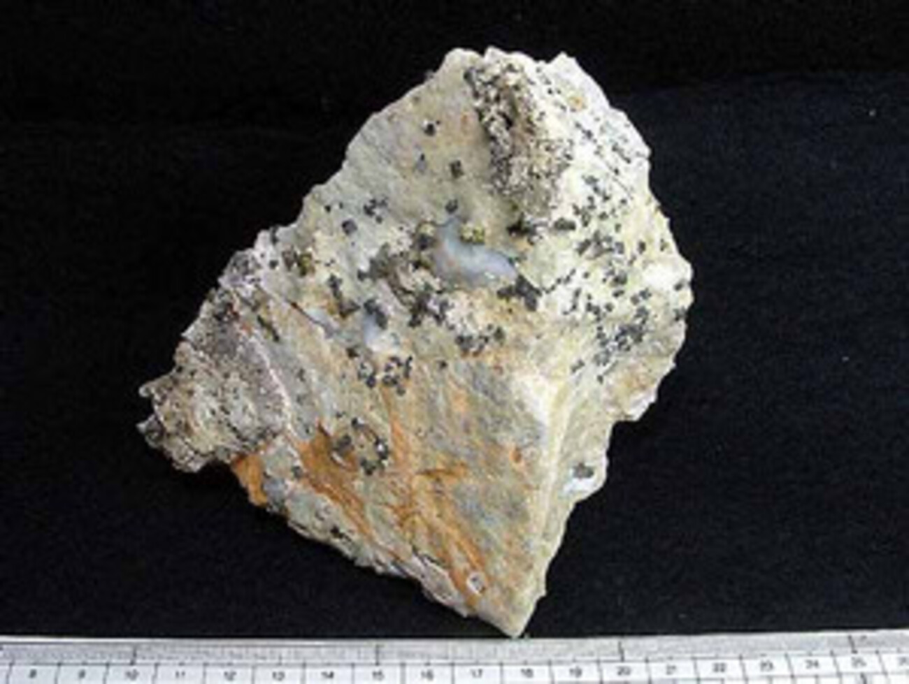 灰チタン石、バグダッド石 Perovskite, Baghdadite 岡山県高梁市備中町 