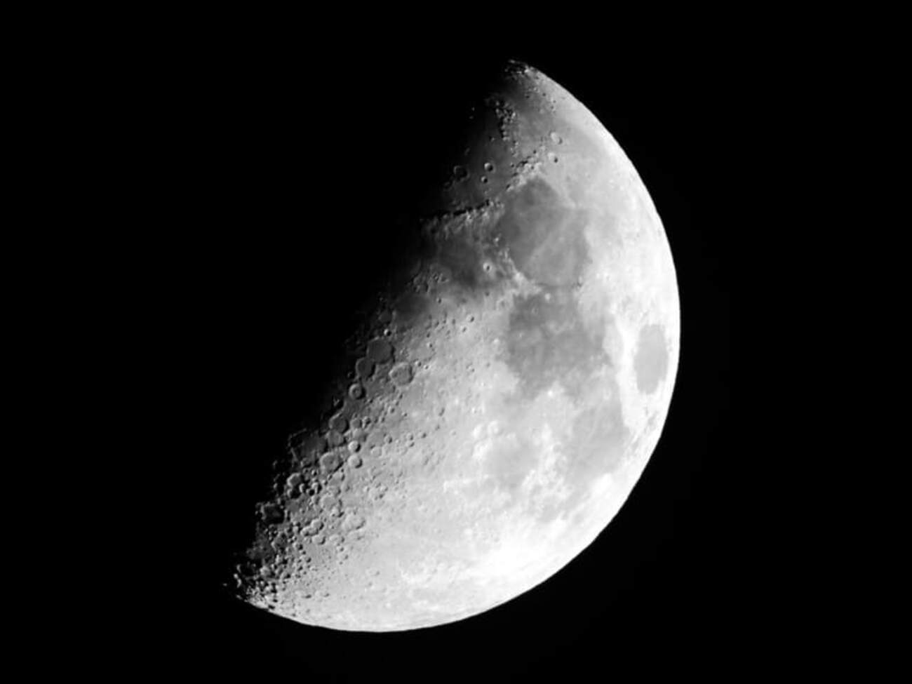 月齢7.4(上弦)の月 - 気ままにデジタル写真館1