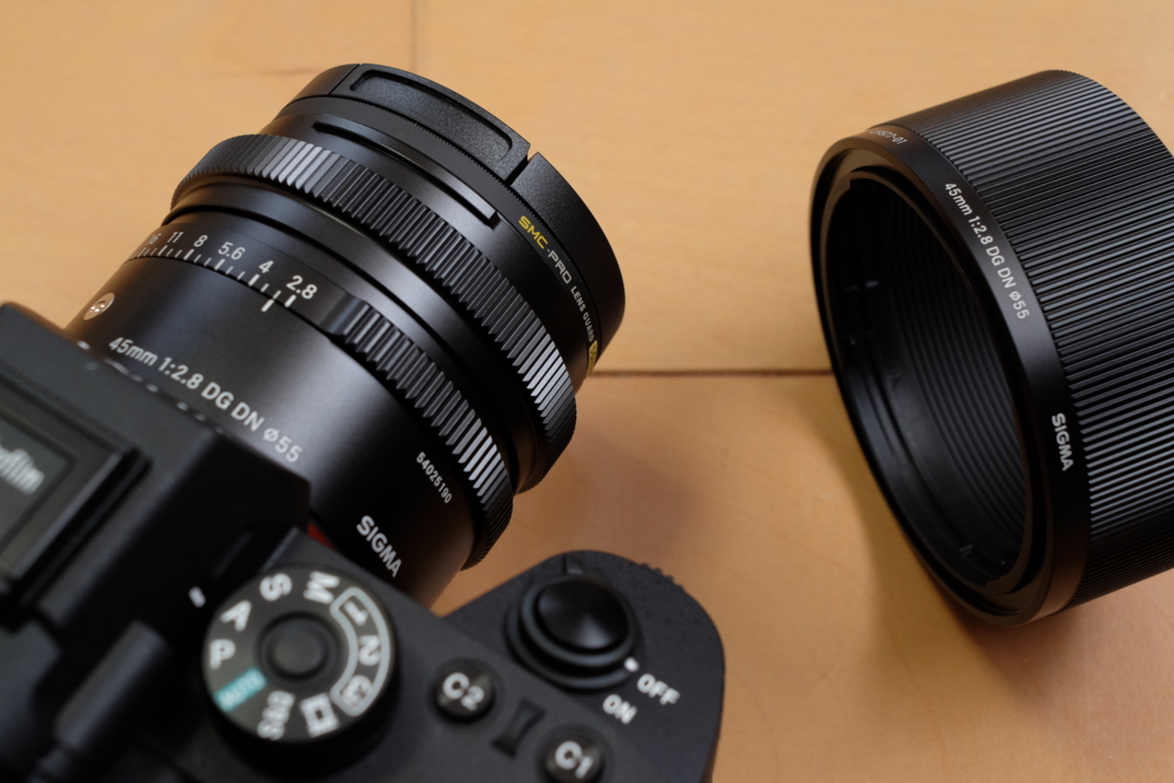 SIGMA 45mm F2.8 DG DN にフードと共に取り付け可能なフィルター 