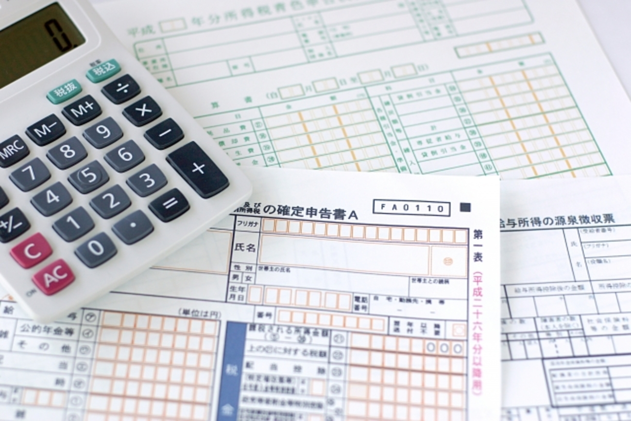 メルカリで稼いだ収入は確定申告が必要？不要？どうすれば良いかすぐ分かる！ケース別・職業別に詳しく解説・確定申告のやり方や手順についてもわかりやすくご紹介  - さんぽガーデン（今すぐ知りたい！お役立ち最新情報）