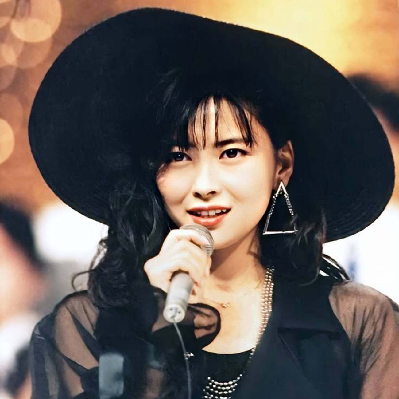 中山美穂 タペストリー ミポリン Amazon.co.jp: 額装品中山美穂⑧黒いドレスを身にまとった