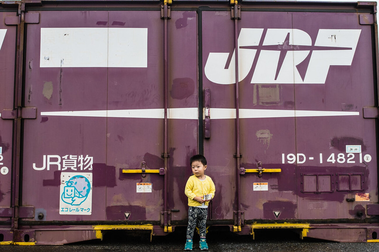貨物列車を描いたタイルのオブジェ JR貨物の鉄道イベント「隅田川駅貨物フェスティバル」は親子で社会科