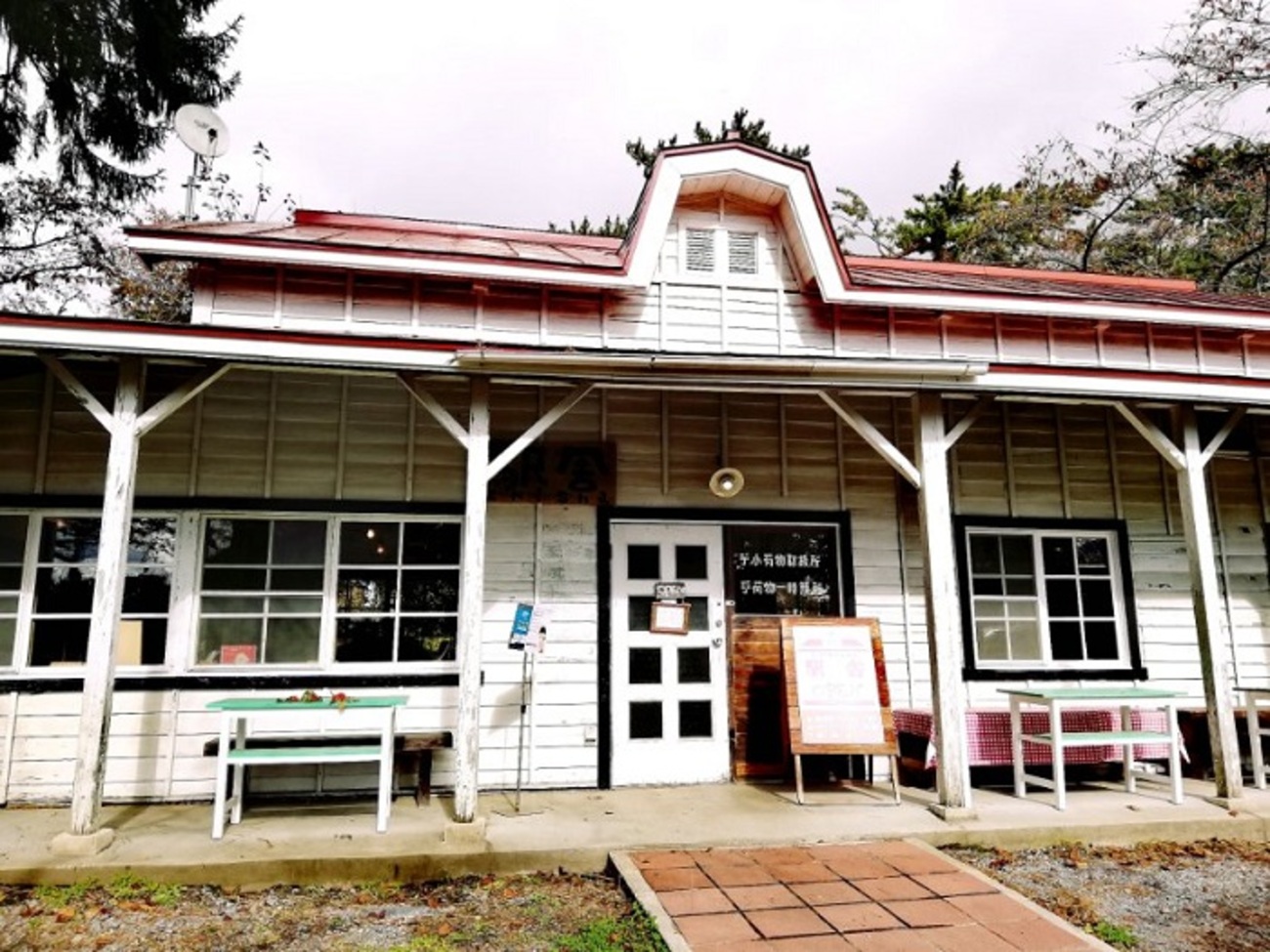 赤屋根の「駅舎」- かつて太宰治も訪れた鉄道駅の建物は現在レトロな 