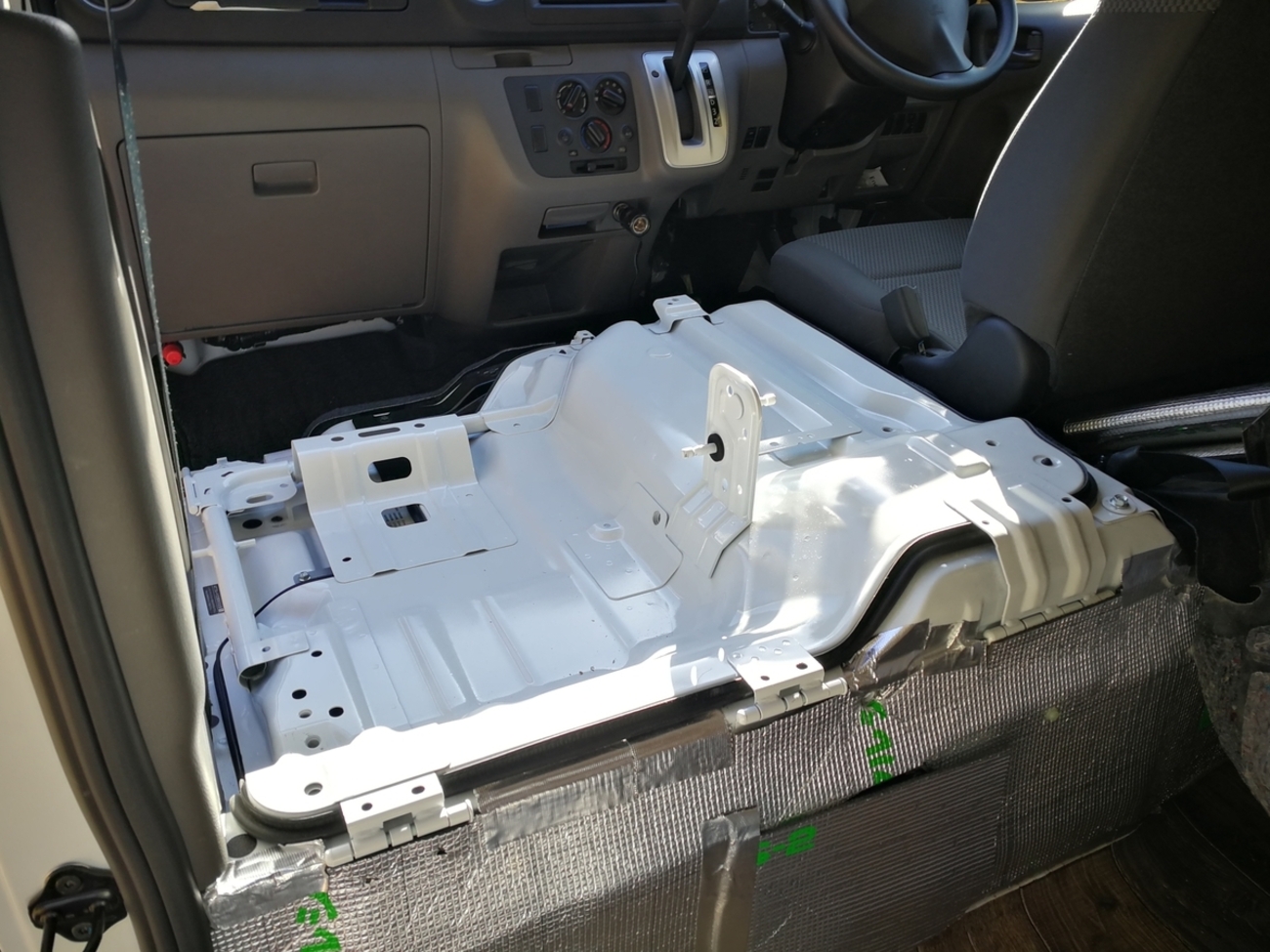 車中泊DIYその13「運転席下を断熱してみた」（NV350キャラバン 
