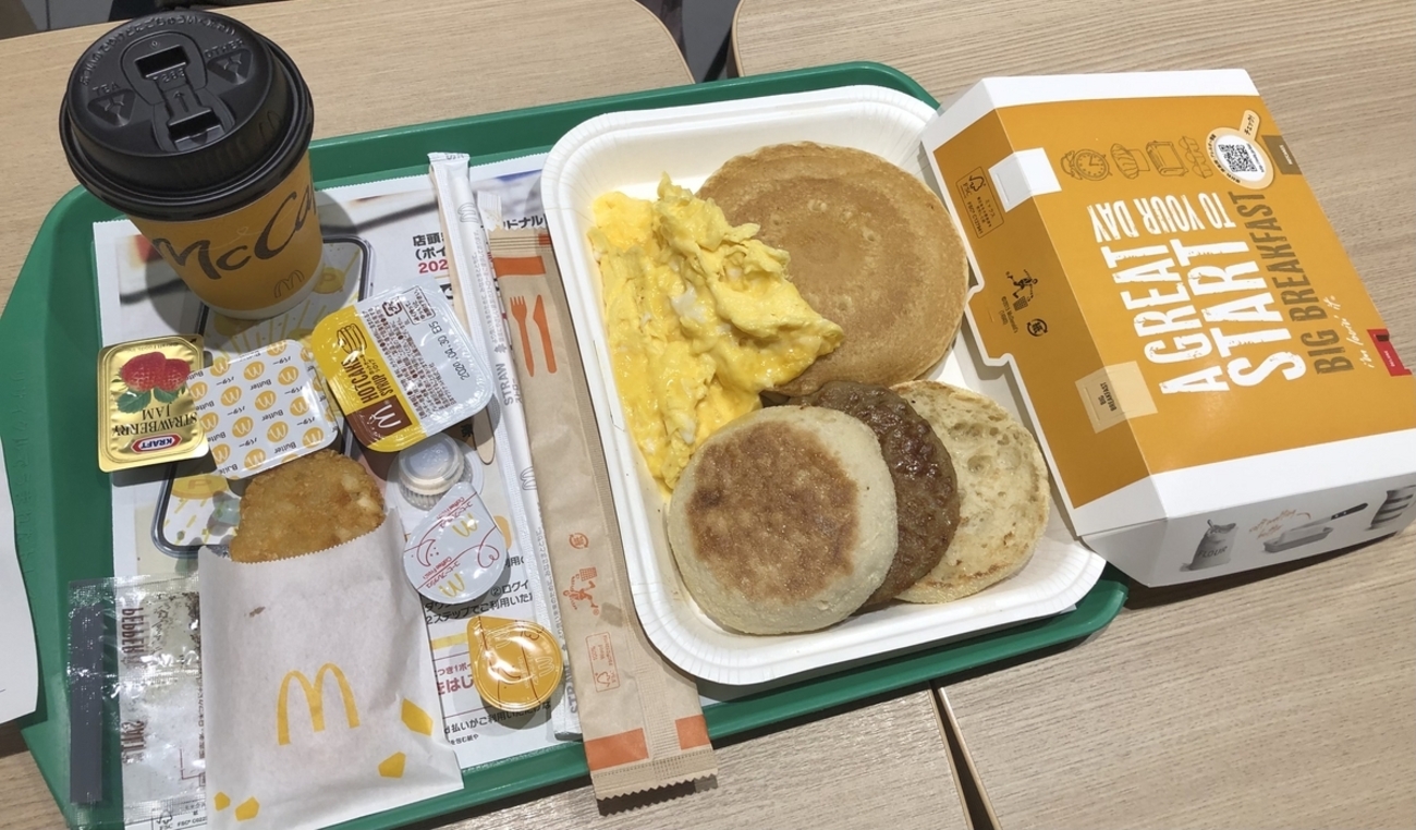 豪華朝マックビッグブレックファストデラックスドリンクセットと映画の