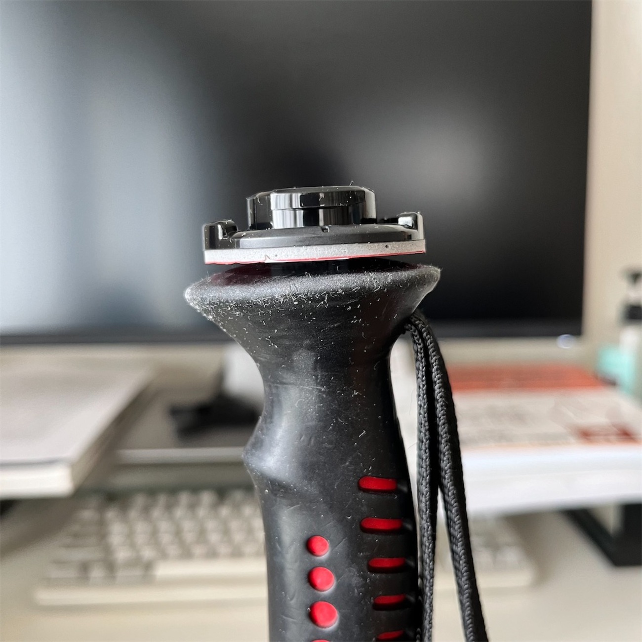 カムストック　グリップ スキー ストックのグリップ上端にアクションカムをマウントする - かた