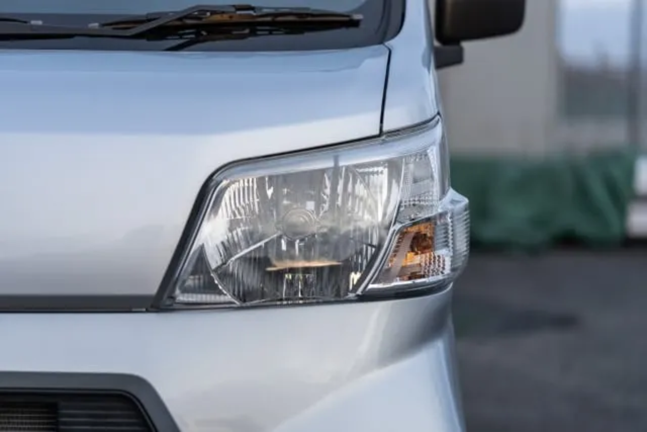 ヘッドライトの黄ばみを除去！磨き方やおすすめ商品を整備士が解説