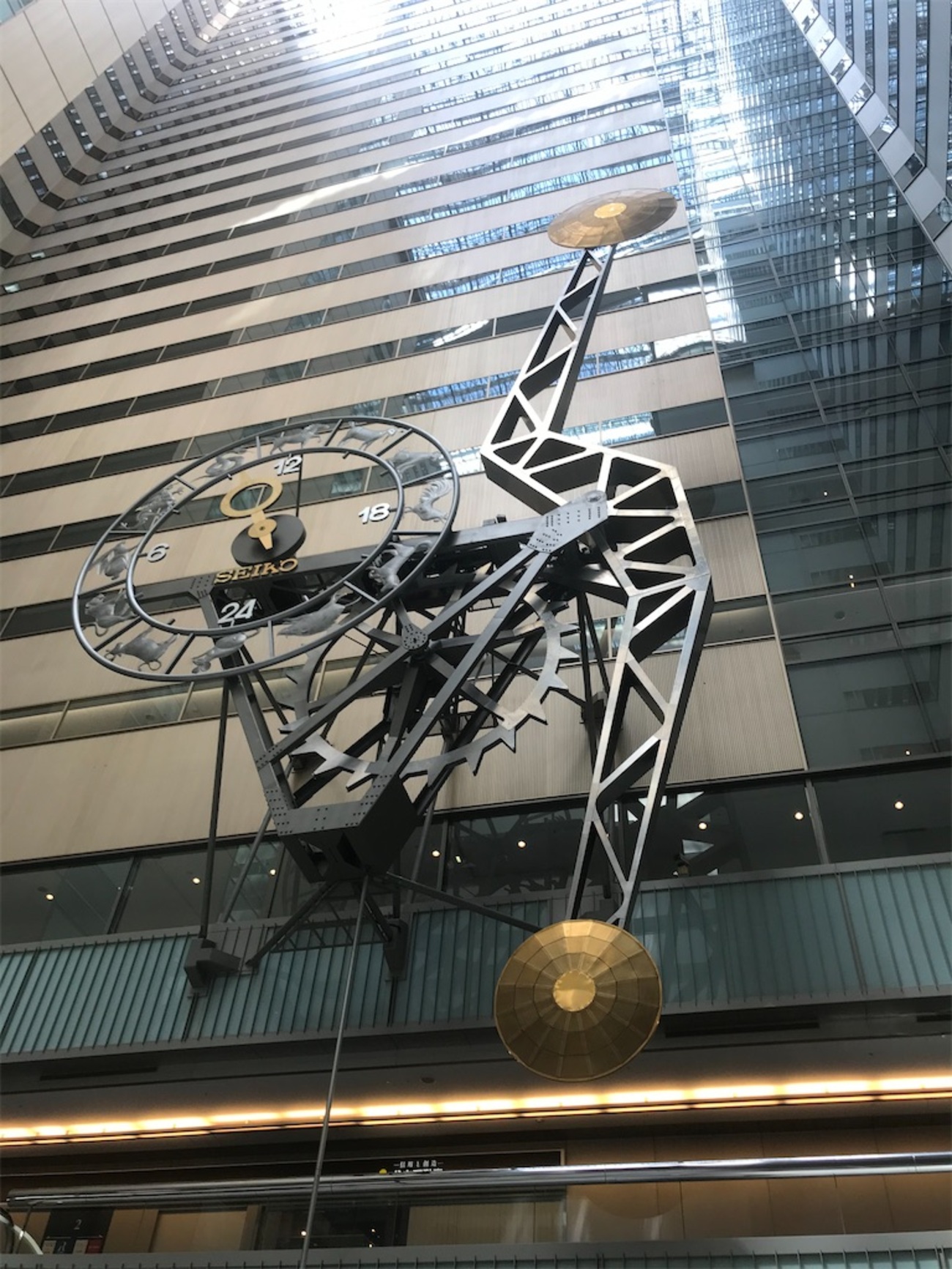 紹介：新宿NSビルにある世界最大の振り子式大時計 - chinasukiのブログ