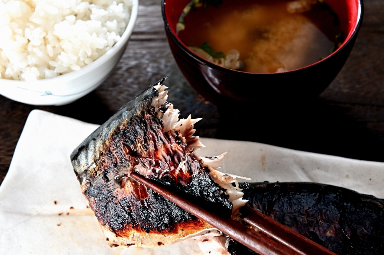 冷凍サバは冷凍のまま焼けるのか。フライパンでふっくら、パリッと焼く方法【老舗魚屋の店主が教える】 - メシ通 | ホットペッパーグルメ