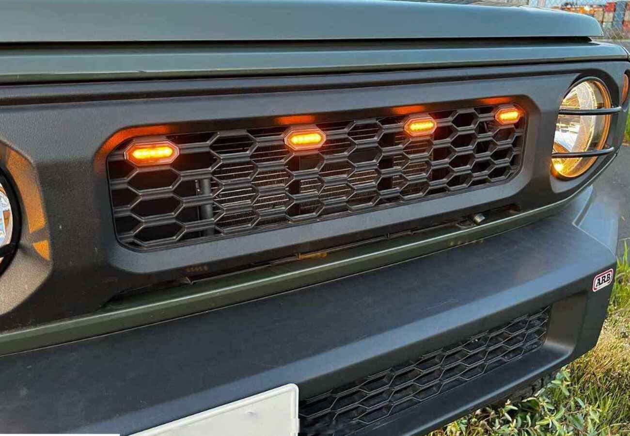 ジムニーのフロントLEDグリルマーカーがかっこよすぎる！存在感