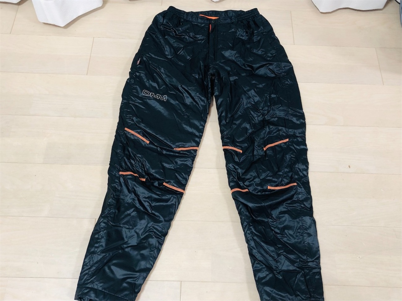 厳冬期の雪山登山にも使用できる化繊ダウンパンツ OMMのMountain Raid 