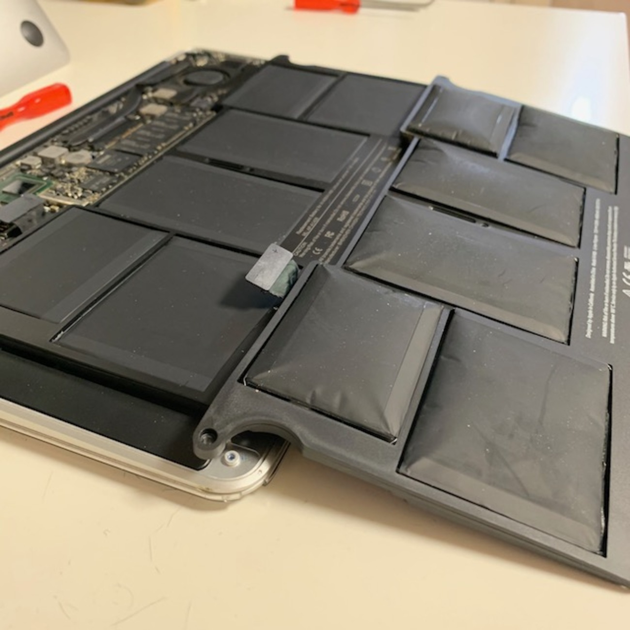 MacBook Airのバッテリーを自分で交換したら速度が戻った。 - 非天 