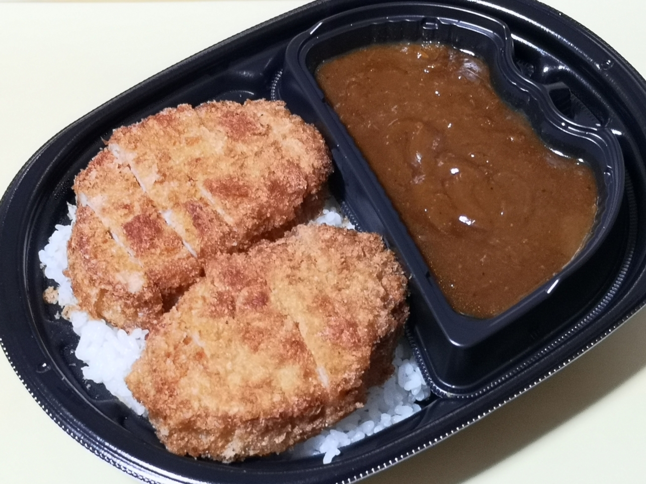 ローソン 盛りすぎチャレンジの「新宿中村屋監修 カツカレー(カツ1個