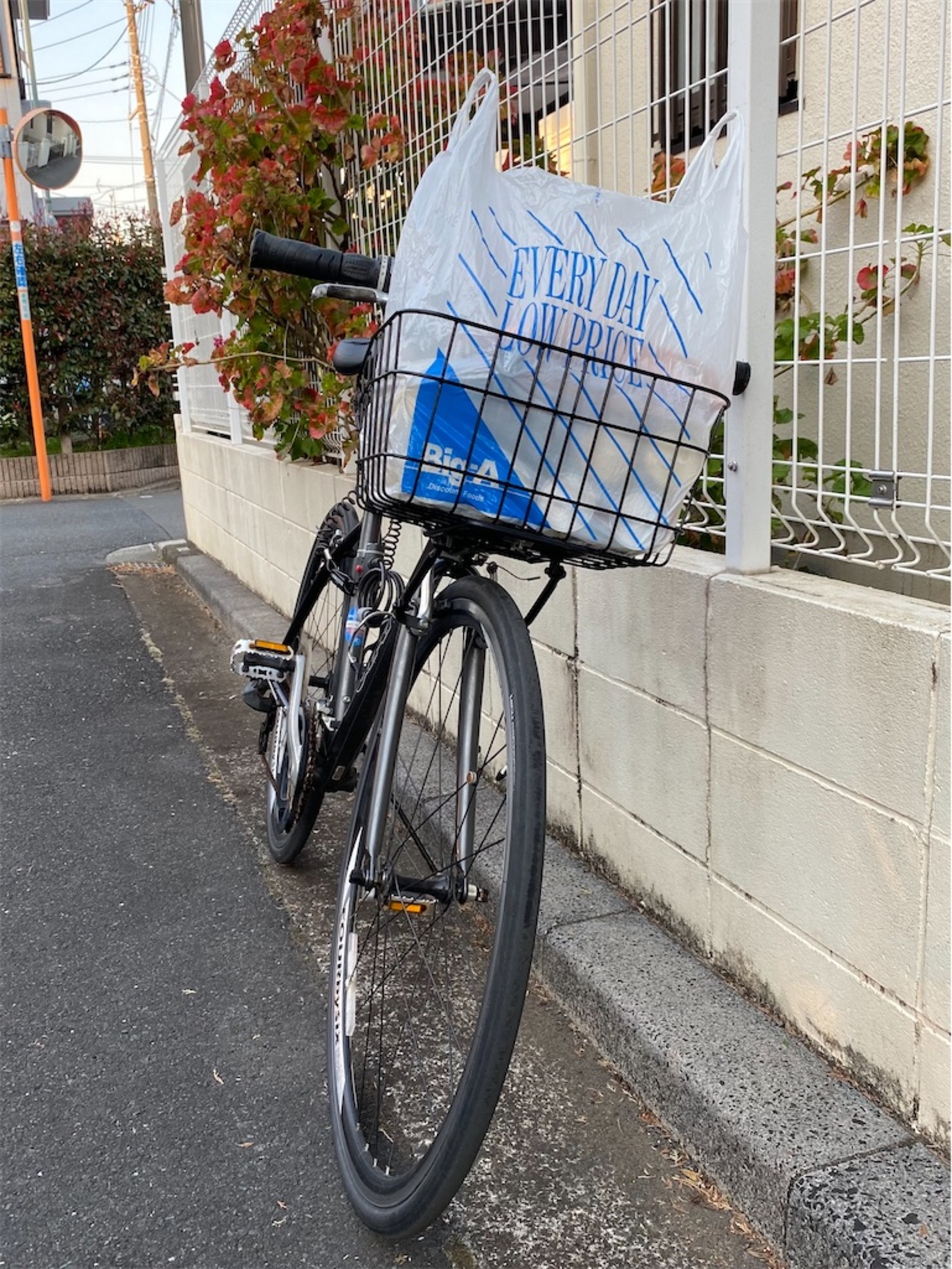 2007年に購入した GIANT ESCAPE R3 に前カゴをつけて街乗り仕様にしま 