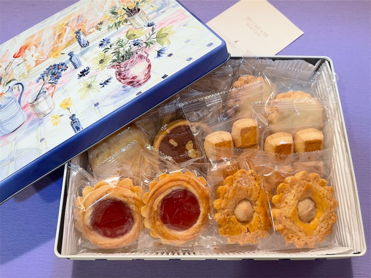 銀座ウエスト』のドライケーキ詰め合わせ缶。リーフパイから 