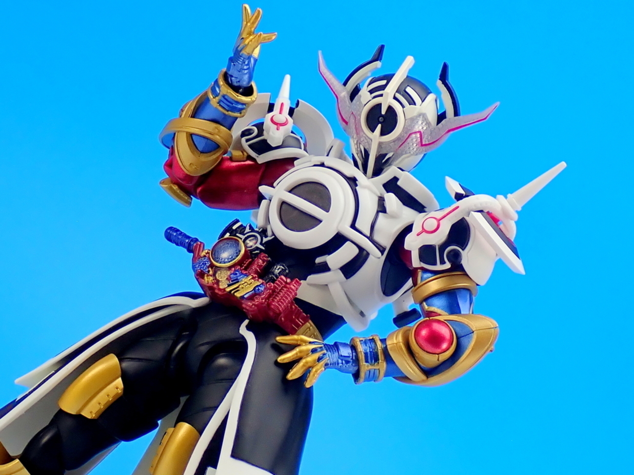 S.H.フィギュアーツ 仮面ライダーエボル ブラックホールフォーム で 