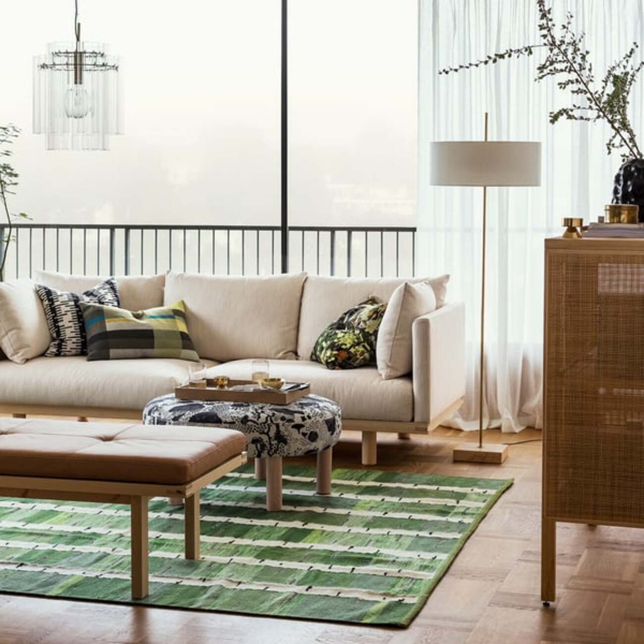 IKEA STOCKHOLM 2025 フロアライト』トラバーチン台座が映える 