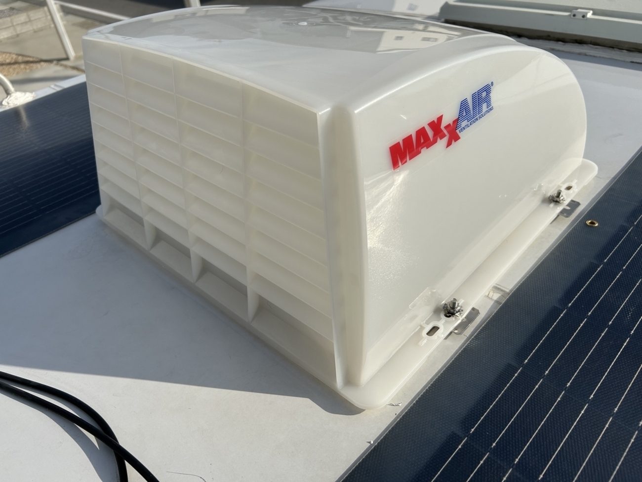 MaxxairベントカバーをDIYで設置 - キャンピングカーでサーフィンライフ