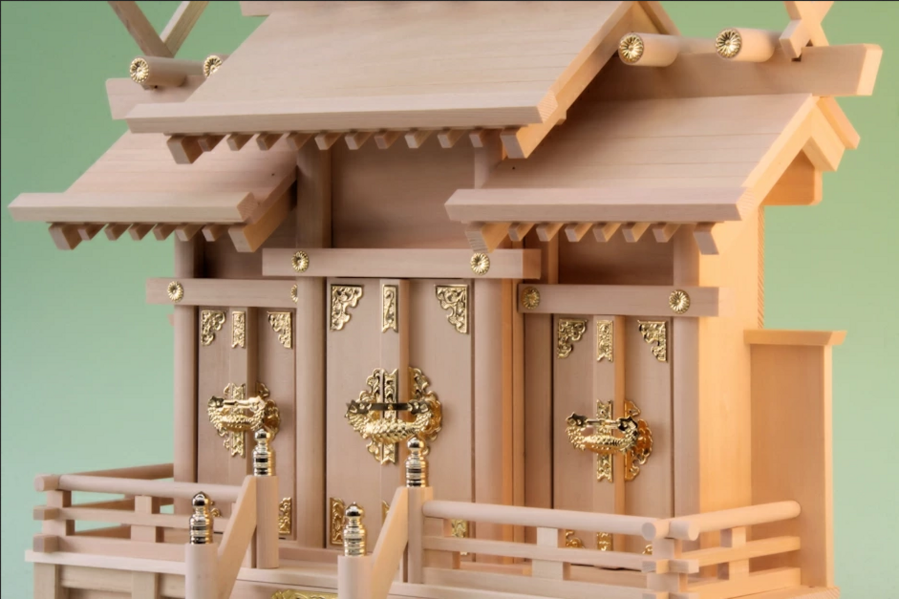 専用の神棚入れも用意している尾州桧で作る屋根違い三社の神棚 - 神棚 