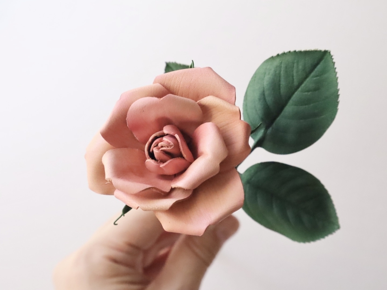 革の薔薇（バラ）の作り方｜染め直し・葉とガクの表現・組み立てのコツ 