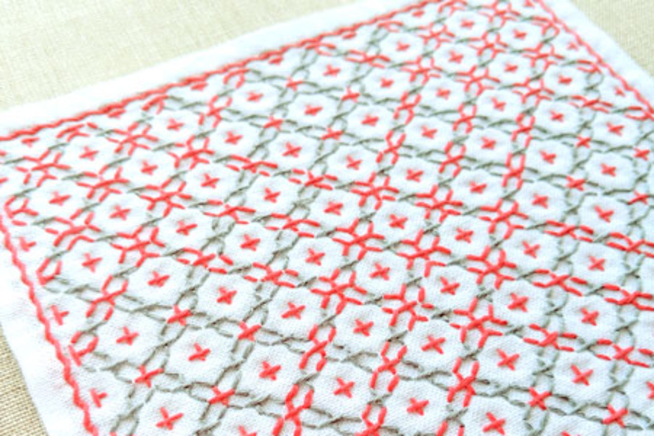 刺し子7作目は、十字花刺しのミニ花ふきん - 色あわせ、糸あそび。