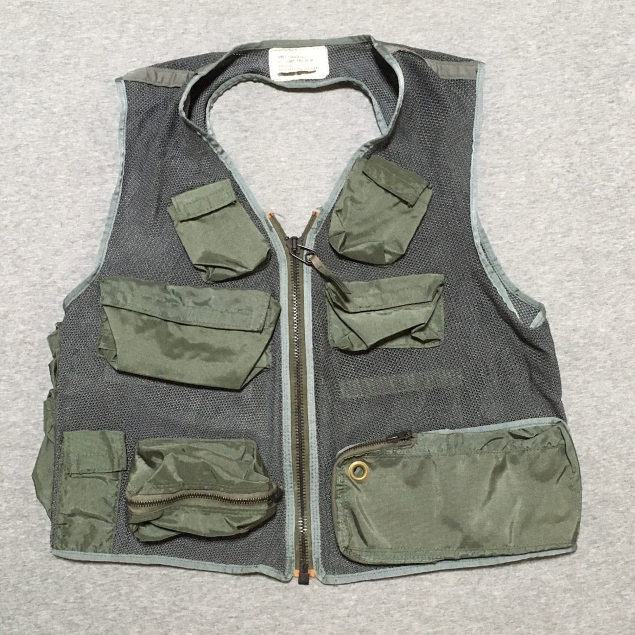 便利なベストです！【アメリカの軍服】空軍パイロットサバイバルベスト 