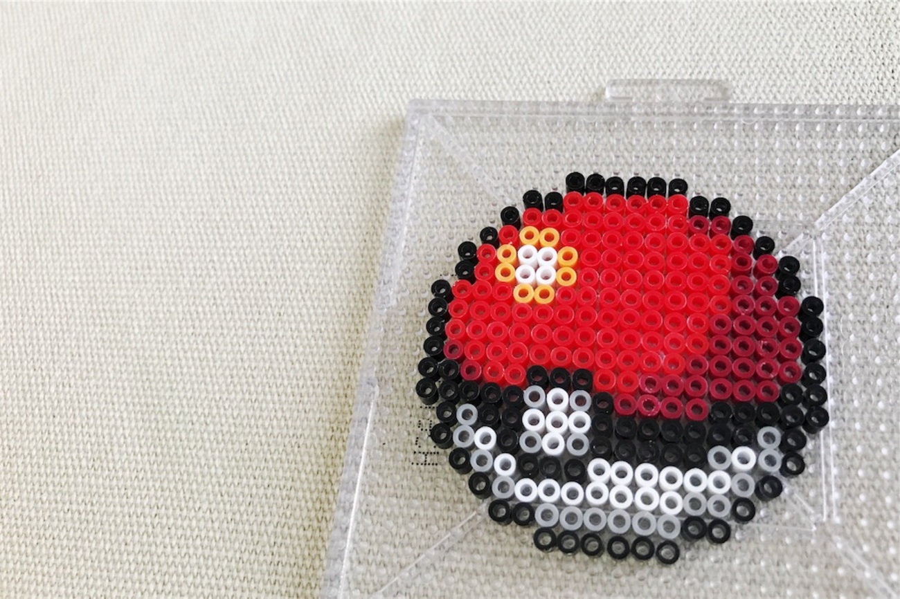アイロンビーズ］ナノビーズでモンスターボールのブローチ作ってみた 