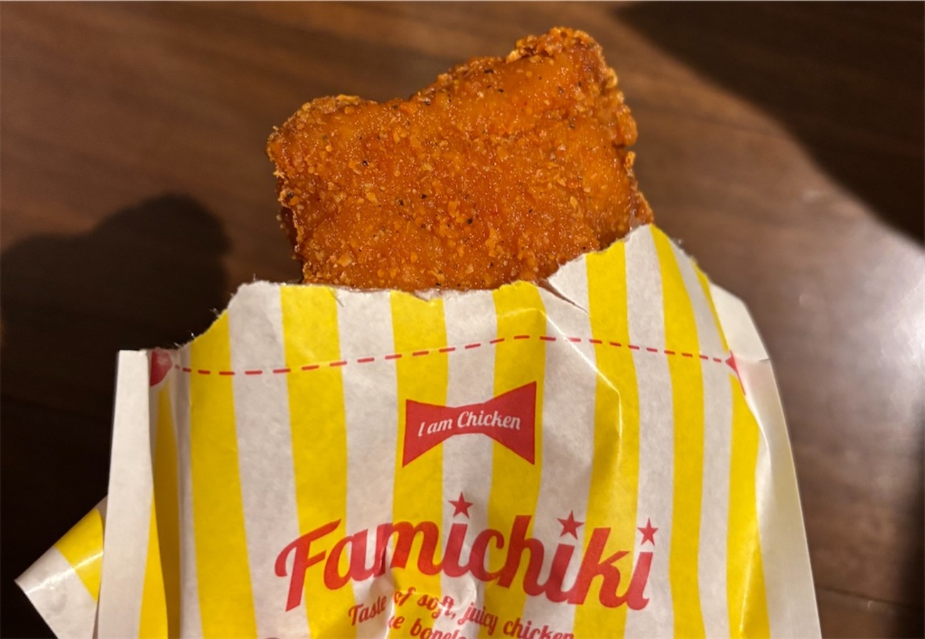 ファミチキレッドが「ノーマル超え」の旨さ。辛いチキン界の勢力図が