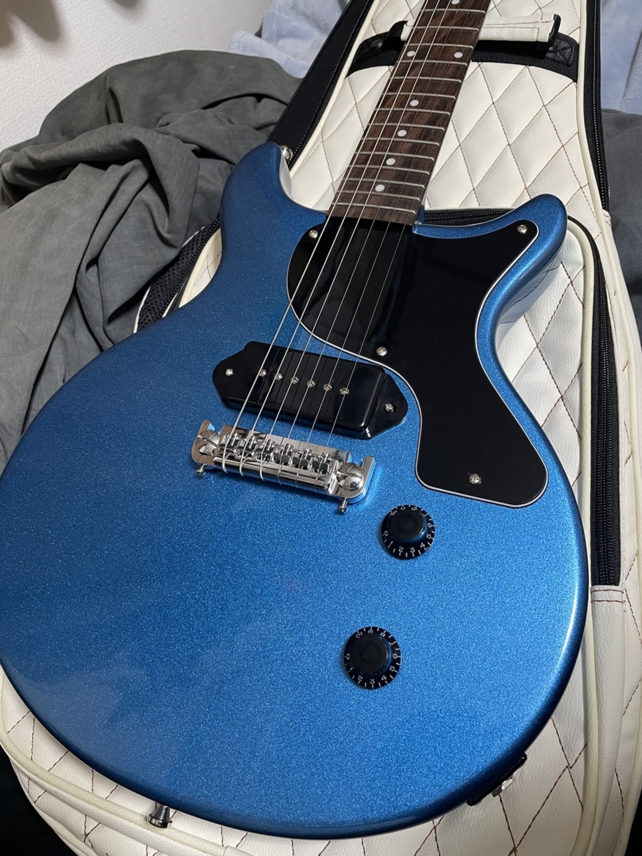 噂のHarley Benton DC-Juniorをチェック。キターン！ - ギターとゲーム 