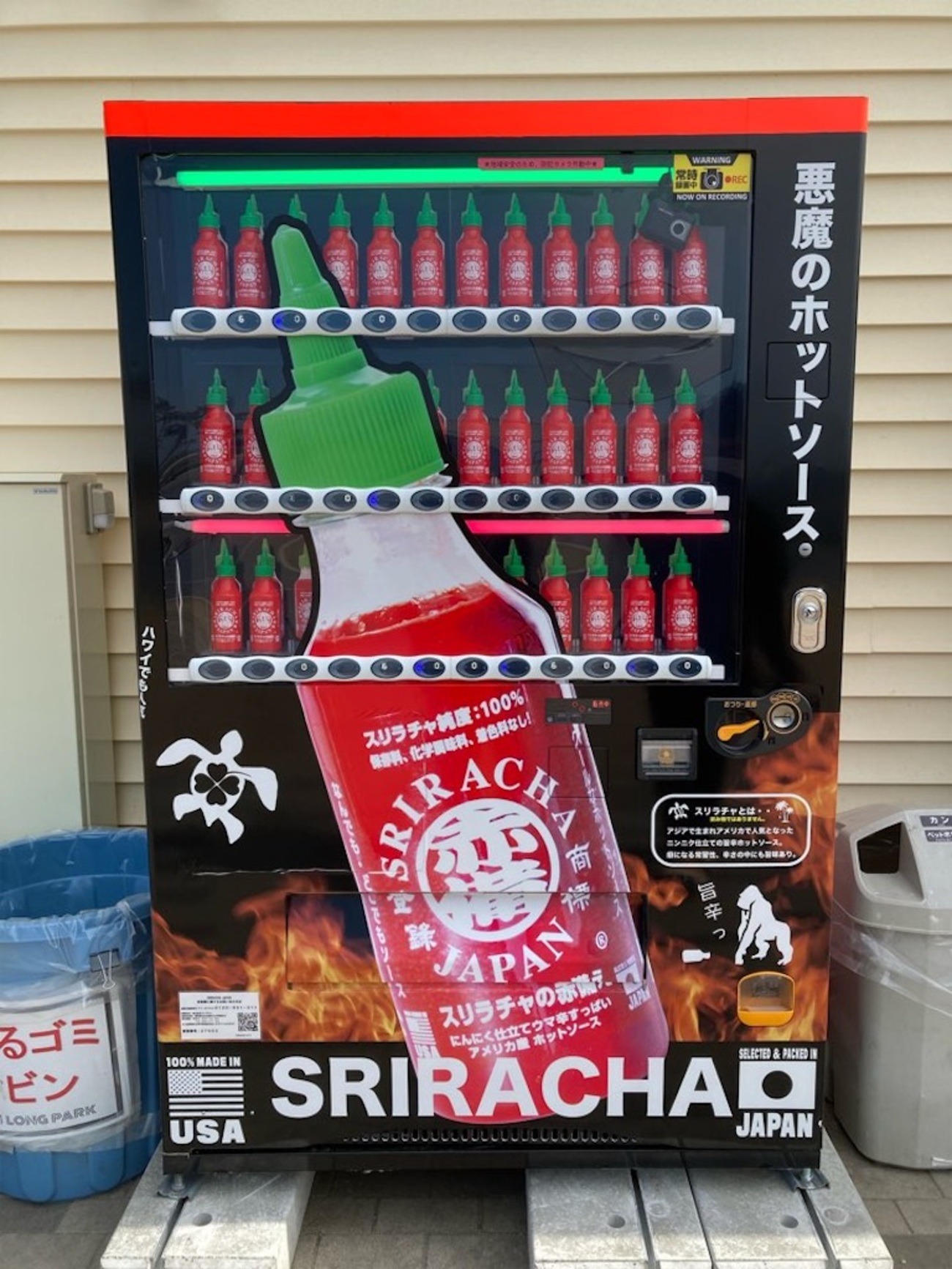 辛党が喜ぶ！タバスコ？いえ「スリラチャ」ホットソース自販機〜泉南